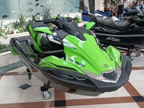 Jet Ski terbaru dari Kawasaki mencapai harga Rp500 juta, namun fitur dan performanya sangat mengesankan.
