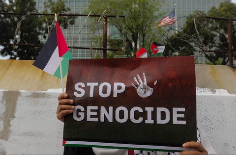 Massa aksi yang tergabung dalam Aliansi Pemuda Indonesia Untuk Palestina menggelar unjuk rasa di depan Kedutaan Besar Amerika Serikat, Jakarta, Minggu (20/4/2025).