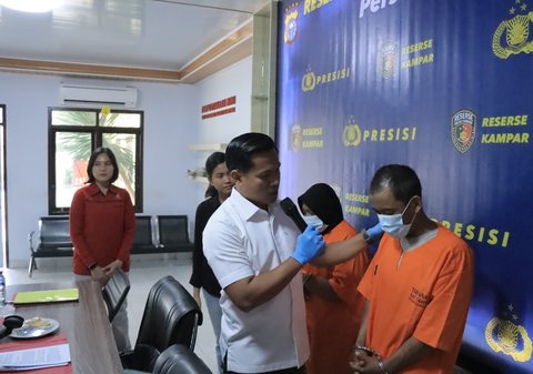 ayah tiri cabuli anak bareng istrinya di kampar