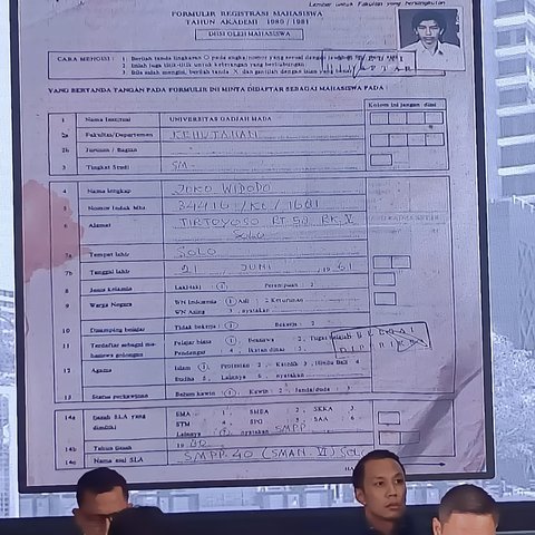 Bareskrim perlihatkan ijazah Jokowi.