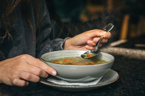 Ilustrasi Makan Sup