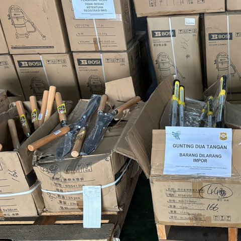 <p>Kementerian Perdagangan berhasil mengamankan lebih dari 1,6 juta unit produk impor ilegal dari China. (Foto: Liputan6.com/Tira Santia)</p>