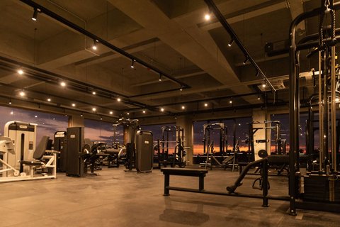 Ruangan gym pada BUTC yang dilengkapi berbagai peralatan canggih.