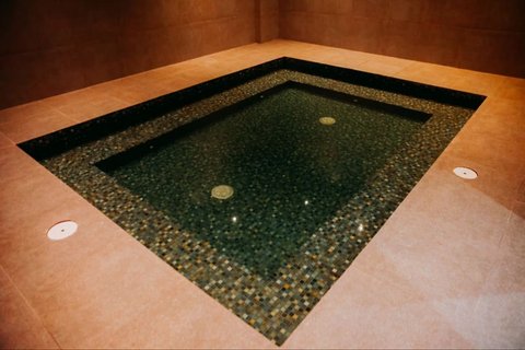 Kolam air dingin atau recovery pool yang bisa digunakan pemain untuk memulihkan tubuhnya setelah beraktivitas berat di lapangan.