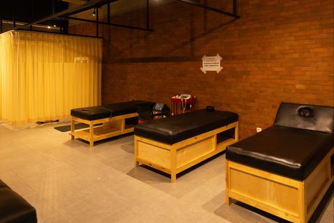 BUTC yang menjadi markas Timnas Indonesia juga dilengkapi ruangan untuk mengakomodir pemain yang membutuhkan perawatan medis. Ruangan ini memiliki empat tempat tidur dan peralatan fisioterapis yang lengkap.