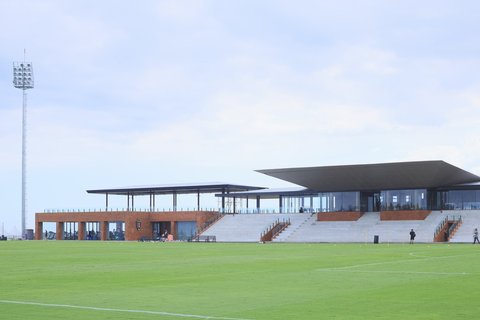 Tribun mini terletak di lapangan utama dengan pemandangan laut Pantai Purnama. Kapasitas tribun ini dapat menampung 600 orang.