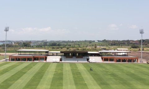 Lapangan utama pada Bali United Training Center (BUTC) yang memiliki rumput kelas dunia.