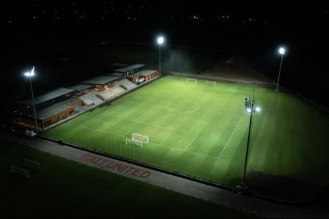 Lapangan utama memiliki pencahayaan 800 lux yang memungkinkan latihan malam hari tanpa mengorbankan kualitas visual atau keselamatan pemain.