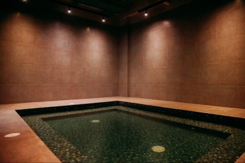 Recovery pool yang dilengkapi sistem pengatur suhu untuk membantu pemulihan otot setelah latihan intens.