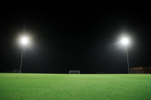 Lapangan utama didukung sistem pencahayaan mencapai 800 lux, memastikan visibilitas maksimal saat sesi latihan malam.