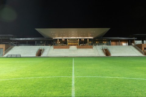 Standar pencahayaan ini setara dengan banyak stadion di Eropa dan menjadi elemen penting dalam menjaga performa dan keselamatan pemain selama latihan malam hari.