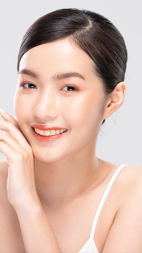 Pakai Concealer Warna Terang untuk Bikin Wajah Cerah dan Fresh dengan Pola Ini