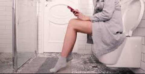 Bahaya Bawa Ponsel ke Toilet