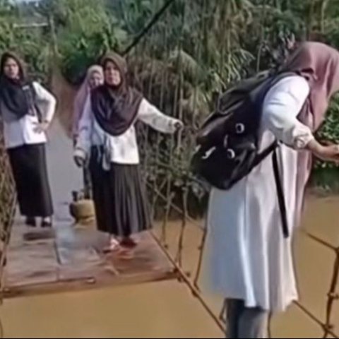 Pemkab Merangin, Jambi, sedang memperbaiki jembatan gantung di Desa Limbur yang rusak dan meminta warga menggunakan jalur alternatif sementara perbaikan berlangsung.