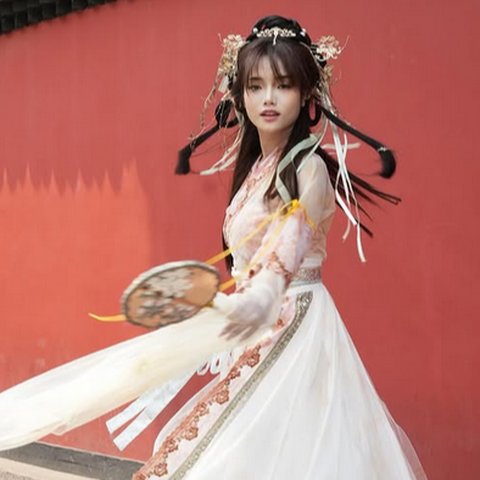 5 Potret Cantik Fuji Pakai Hanfu di China, Anggun Bak Putri Negeri Dongeng