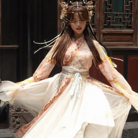5 Potret Cantik Fuji Pakai Hanfu di China, Anggun Bak Putri Negeri Dongeng