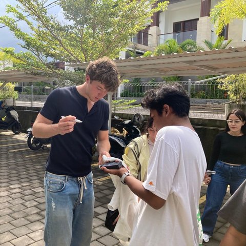 Penyerang Timnas Indonesia Ole Romeny saat ditemui di Denpasar, Bali, Jumat (23/5).