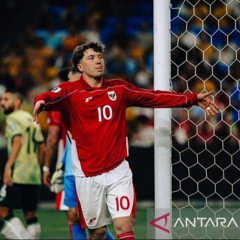 Striker Timnas Indonesia, Ole Romeny, mengenang debut gemilang dan dua gol perdananya yang mengantarkan kemenangan atas Australia dan Bahrain, serta pengalaman tak terlupakan saat menyanyikan Indonesia Raya di depan puluhan ribu pendukung.