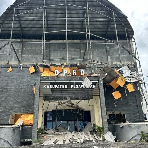 Viral Gedung DPRD Pesawaran Ambruk