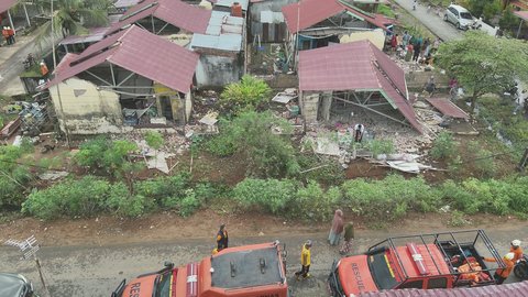 Petugas Basarnas melakukan penanganan bangunan rusak akibat gempa bermagnitudo 6.3 di Kelurahan Betungan, Provinsi Bengkulu, pada Jumat (23/5/2025).
