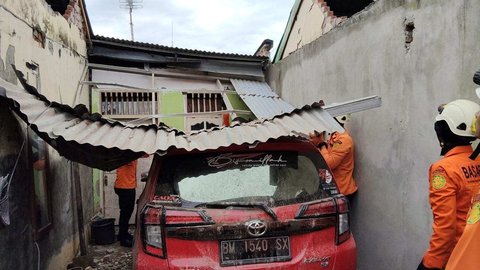 Petugas Basarnas melakukan penanganan bangunan rusak akibat gempa bermagnitudo 6.3 di Kelurahan Betungan, Provinsi Bengkulu, pada Jumat (23/5/2025).