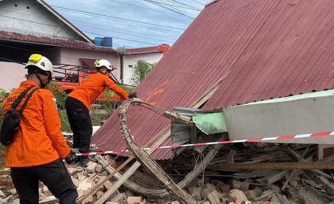 Petugas Basarnas melakukan penanganan bangunan rusak akibat gempa bermagnitudo 6.3 di Kelurahan Betungan, Provinsi Bengkulu, pada Jumat (23/5/2025).