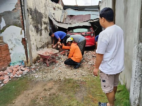 Petugas Basarnas melakukan penanganan bangunan rusak akibat gempa bermagnitudo 6.3 di Kelurahan Betungan, Provinsi Bengkulu, pada Jumat (23/5/2025).