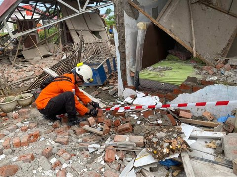 Petugas Basarnas melakukan penanganan bangunan rusak akibat gempa bermagnitudo 6.3 di Kelurahan Betungan, Provinsi Bengkulu, pada Jumat (23/5/2025).