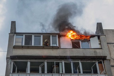 Petugas kebakaran memadamkam api pada apartemen warga usai serangan pesawat drone militer Rusia di Kyiv, Ukraina, Sabtu (24/05/2025).