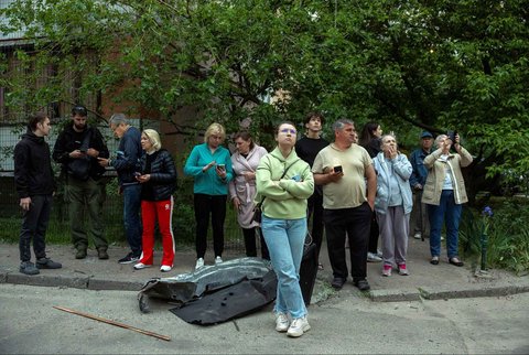 Warga berdiri di luar apartemen  usai serangan pesawat drone militer Rusia di Kyiv, Ukraina, Sabtu (24/05/2025).