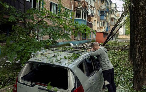 Warga berdiri  tertunduk lesu di luar apartemen  usai serangan pesawat drone militer Rusia di Kyiv, Ukraina, Sabtu (24/05/2025).