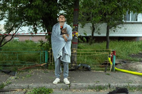 Warga berdiri di luar apartemen  usai serangan pesawat drone militer Rusia di Kyiv, Ukraina, Sabtu (24/05/2025).