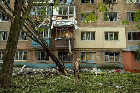 Petugas keamanan berdiri di luar apartemen  usai serangan pesawat drone militer Rusia di Kyiv, Ukraina, Sabtu (24/05/2025).