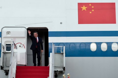 Perdana Menteri (PM) China Li Qiang,saat tiba  di Pangkalan Udara TNI AU Halim Perdanakusuma, Jakarta, Sabtu (24/05/2025)