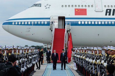 Menteri Investasi dan Hilirisasi/Kepala BKPM Rosan Roeslani menyambut kedatangan Perdana Menteri (PM) China Li Qiang, di Pangkalan Udara TNI AU Halim Perdanakusuma, Jakarta, Sabtu (24/05/2025)