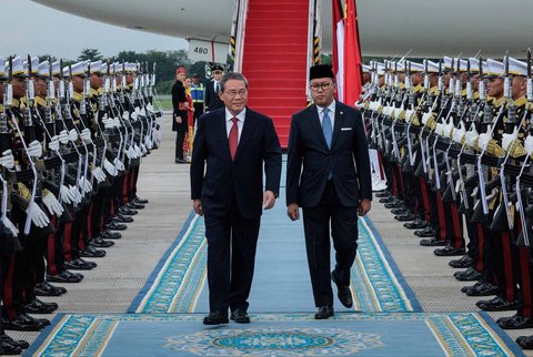 Menteri Investasi dan Hilirisasi/Kepala BKPM Rosan Roeslani menyambut kedatangan Perdana Menteri (PM) China Li Qiang, di Pangkalan Udara TNI AU Halim Perdanakusuma, Jakarta, Sabtu (24/05/2025)