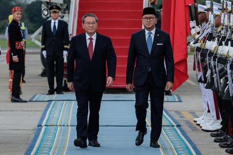 Menteri Investasi dan Hilirisasi/Kepala BKPM Rosan Roeslani menyambut kedatangan Perdana Menteri (PM) China Li Qiang, di Pangkalan Udara TNI AU Halim Perdanakusuma, Jakarta, Sabtu (24/05/2025)