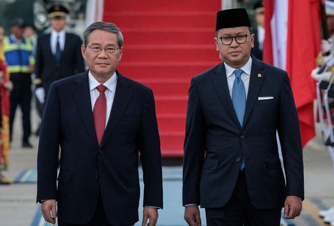 Menteri Investasi dan Hilirisasi/Kepala BKPM Rosan Roeslani menyambut kedatangan Perdana Menteri (PM) China Li Qiang, di Pangkalan Udara TNI AU Halim Perdanakusuma, Jakarta, Sabtu (24/05/2025)