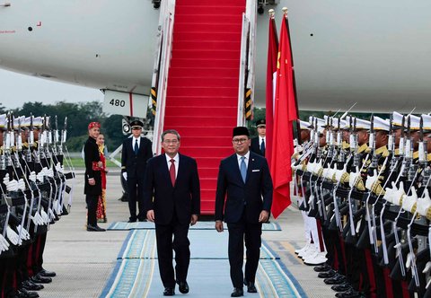 Menteri Investasi dan Hilirisasi/Kepala BKPM Rosan Roeslani menyambut kedatangan Perdana Menteri (PM) China Li Qiang, di Pangkalan Udara TNI AU Halim Perdanakusuma, Jakarta, Sabtu (24/05/2025)
