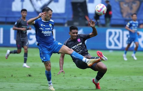 Pemain Persib Bandung Marc Klok (kiri) berebut bola dengan pemain Persis Solo Sho Yamamoto (kanan) saat pertandingan BRI Liga 1 di Stadion Gelora Bandung Lautan Api (GBLA), Bandung, Jawa Barat, Sabtu (24/05/2025).