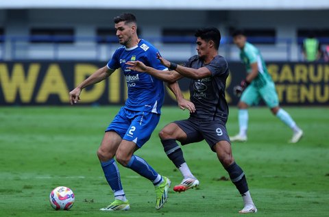 Pemain Persib Bandung  Nick Kuipers  berebut bola dengan pemain Persis Ramadhan Sananta saat pertandingan BRI Liga 1 di Stadion Gelora Bandung Lautan Api (GBLA), Bandung, Jawa Barat, Sabtu (24/05/2025).