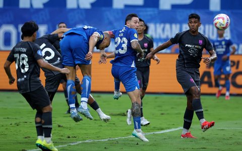 Pemain Persib Bandung  Anthony Klok Nick Kuipers  berebut bola dengan pemain Persis saat pertandingan BRI Liga 1 di Stadion Gelora Bandung Lautan Api (GBLA), Bandung, Jawa Barat, Sabtu (24/05/2025).