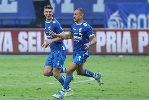 Pemain Persib Bandung  Gustafo Franca usai menggolkan gawang  Persis saat pertandingan BRI Liga 1 di Stadion Gelora Bandung Lautan Api (GBLA), Bandung, Jawa Barat, Sabtu (24/05/2025).