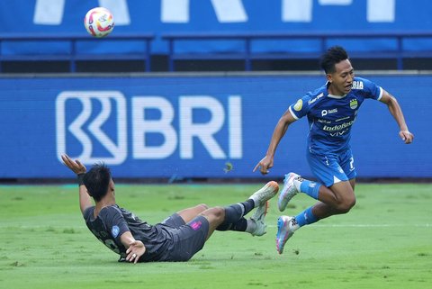 Persib Bandung Edo Febriansah  terjatuh saat berebut bola dengan pemain Persis Solo saat laga terakhir BRI Liga 1 2024/2025 di Stadion Gelora Bandung Lautan Api (GBLA), Bandung, Jawa Barat, Sabtu (24/5/2025).