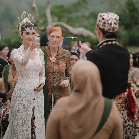 Luna Maya tampil cantik sebagai pengantin perempuan di momen akad nikah (YouTube Luna Maya)