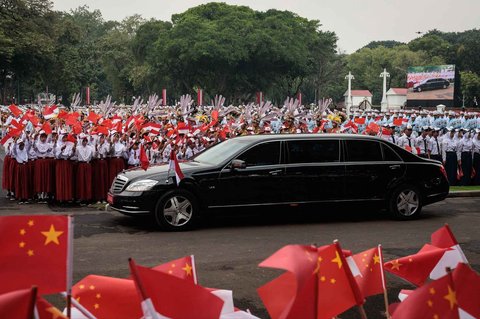 Sejumlah pelajar menyambut kedatangan Perdana Menteri (PM) China, Li Qiang di Istana Merdeka Jakarta, Minggu (25/5/2025).