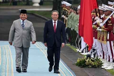Presiden Prabowo Subianto bersama Perdana Menteri China Li Qiang melakukan inspeksi barisan saat upacara kenegaraan di Istana Merdeka, Jakarta, Minggu (25/5/2025).