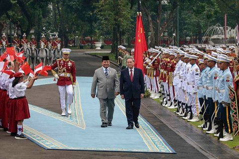 Presiden Prabowo Subianto bersama Perdana Menteri China Li Qiang melakukan inspeksi barisan saat upacara kenegaraan di Istana Merdeka, Jakarta, Minggu (25/5/2025).