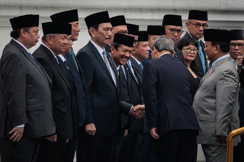 Menteri Kelautan dan Perikanan Indonesia Sakti Wahyu Trenggono  bersalaman dengan Perdana Menteri Cina Li Qiang saat  upacara penyambutan di  Istana Merdeka, Jakarta, Minggu (25/5/2025)