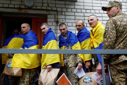 Tahanan perang Ukraina saat kembali ke negaranya setelah pertukaran tawanan perang di lokasi yang dirahasiakan di Ukraina, (24/05/2025)